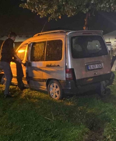 BURSA’NIN İNEGÖL İLÇESİNDE YAĞIŞ NEDENİYLE KAYGANLAŞAN YOLDA KONTROLDEN ÇIKAN HAFİF TİCARİ ARAÇ, REFÜJDE BULUNAN AĞACA ÇARPTI. KAZADA 1’İ ÇOCUK 2 KİŞİ YARALANDI.