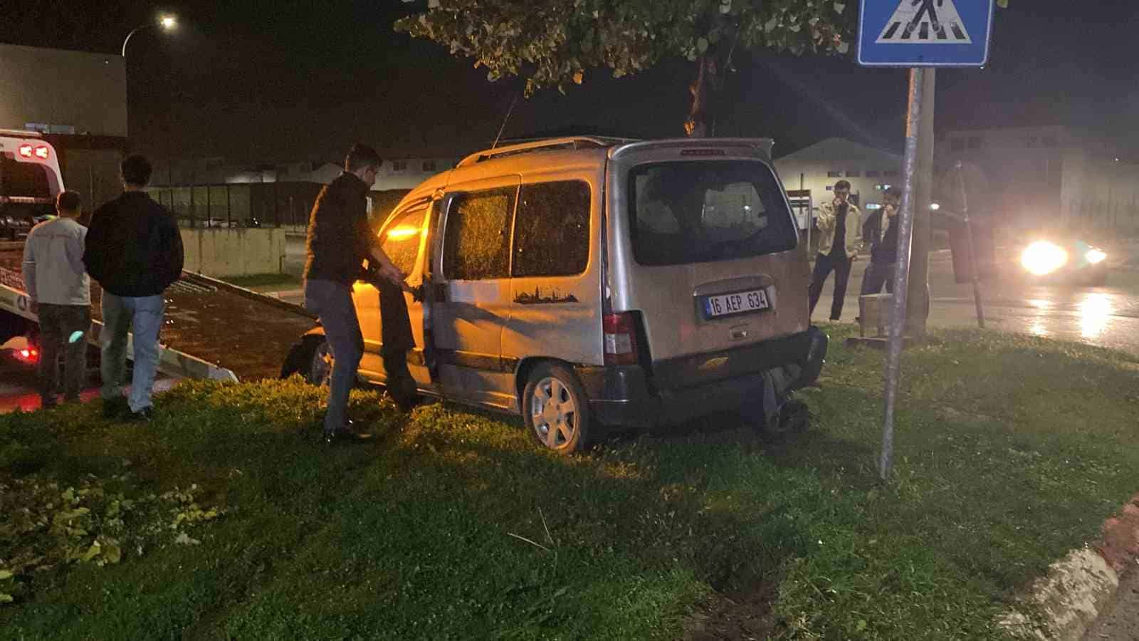 BURSA’NIN İNEGÖL İLÇESİNDE YAĞIŞ NEDENİYLE KAYGANLAŞAN YOLDA KONTROLDEN ÇIKAN HAFİF TİCARİ ARAÇ, REFÜJDE BULUNAN AĞACA ÇARPTI. KAZADA 1’İ ÇOCUK 2 KİŞİ YARALANDI.