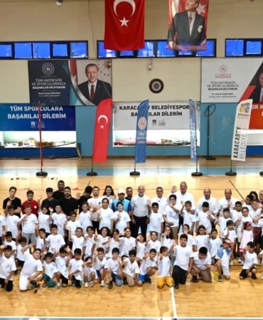 KARACABEY BELEDİYESİ TARAFINDAN HER YIL DÜZENLENEN YAZ SPOR OKULLARI, BU YIL DA ÇOCUK VE GENÇLERDEN YOĞUN İLGİ GÖRDÜ. İLÇE GENÇLİK VE SPOR MÜDÜRLÜĞÜ VE HALK EĞİTİMİ MERKEZİ MÜDÜRLÜĞÜ İŞBİRLİĞİYLE GERÇEKLEŞTİRİLEN PROGRAM KAPSAMINDA 13 FARKLI BRANŞTA EĞİTİM ALAN YAKLAŞIK 4 BİN 378 ÇOCUK VE GENÇ, YAZ TATİLİNİ SPORLA DEĞERLENDİRDİ.