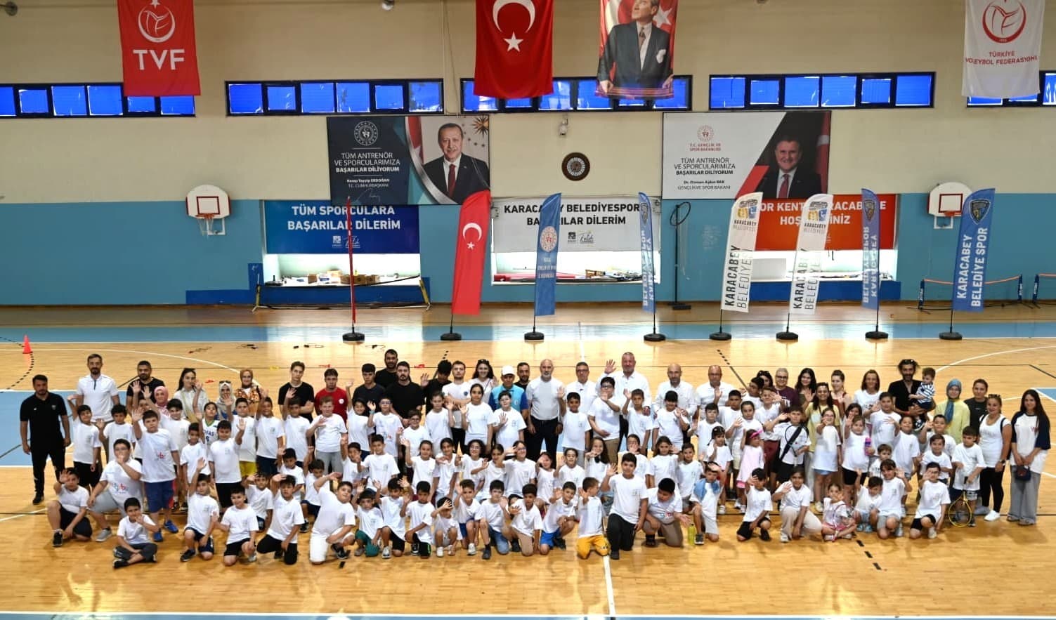 KARACABEY BELEDİYESİ TARAFINDAN HER YIL DÜZENLENEN YAZ SPOR OKULLARI, BU YIL DA ÇOCUK VE GENÇLERDEN YOĞUN İLGİ GÖRDÜ. İLÇE GENÇLİK VE SPOR MÜDÜRLÜĞÜ VE HALK EĞİTİMİ MERKEZİ MÜDÜRLÜĞÜ İŞBİRLİĞİYLE GERÇEKLEŞTİRİLEN PROGRAM KAPSAMINDA 13 FARKLI BRANŞTA EĞİTİM ALAN YAKLAŞIK 4 BİN 378 ÇOCUK VE GENÇ, YAZ TATİLİNİ SPORLA DEĞERLENDİRDİ.