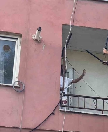 BURSA'DA PSİKOLOJİK RAHATSIZLIĞI OLAN VE MAHKEME KARARIYLA HASTANEYE YATIŞI OLAN GENÇ, EVİNİN ÖNÜNDE POLİS EKİPLERİNİ GÖRÜNCE ELİNE BIÇAK ALARAK KENDİNİ EVE KİLİTLEDİ. 2 SAAT DİRENEN GENÇ, POLİS EKİPLERİNİN İTFAİYE YARDIMIYLA BALKONA ÇIKMASI SONUCU TESLİM OLDU. ELİNDEKİ BIÇAKLA BERABER KARŞISINDA POLİSİ GÖREN GENÇ, EKİPLERE "SİZ KİMSİNİZ" DİYE SORDU.