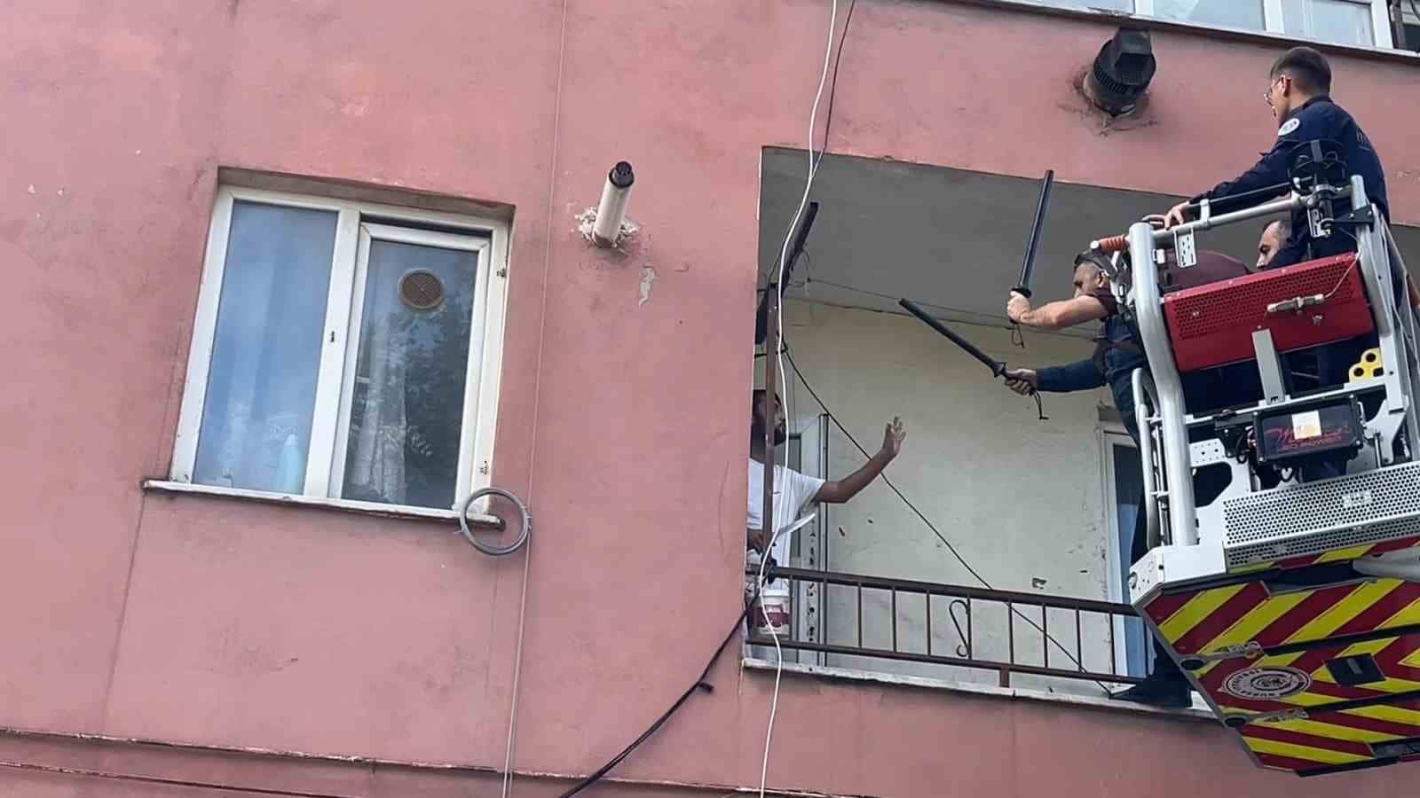 BURSA'DA PSİKOLOJİK RAHATSIZLIĞI OLAN VE MAHKEME KARARIYLA HASTANEYE YATIŞI OLAN GENÇ, EVİNİN ÖNÜNDE POLİS EKİPLERİNİ GÖRÜNCE ELİNE BIÇAK ALARAK KENDİNİ EVE KİLİTLEDİ. 2 SAAT DİRENEN GENÇ, POLİS EKİPLERİNİN İTFAİYE YARDIMIYLA BALKONA ÇIKMASI SONUCU TESLİM OLDU. ELİNDEKİ BIÇAKLA BERABER KARŞISINDA POLİSİ GÖREN GENÇ, EKİPLERE "SİZ KİMSİNİZ" DİYE SORDU.