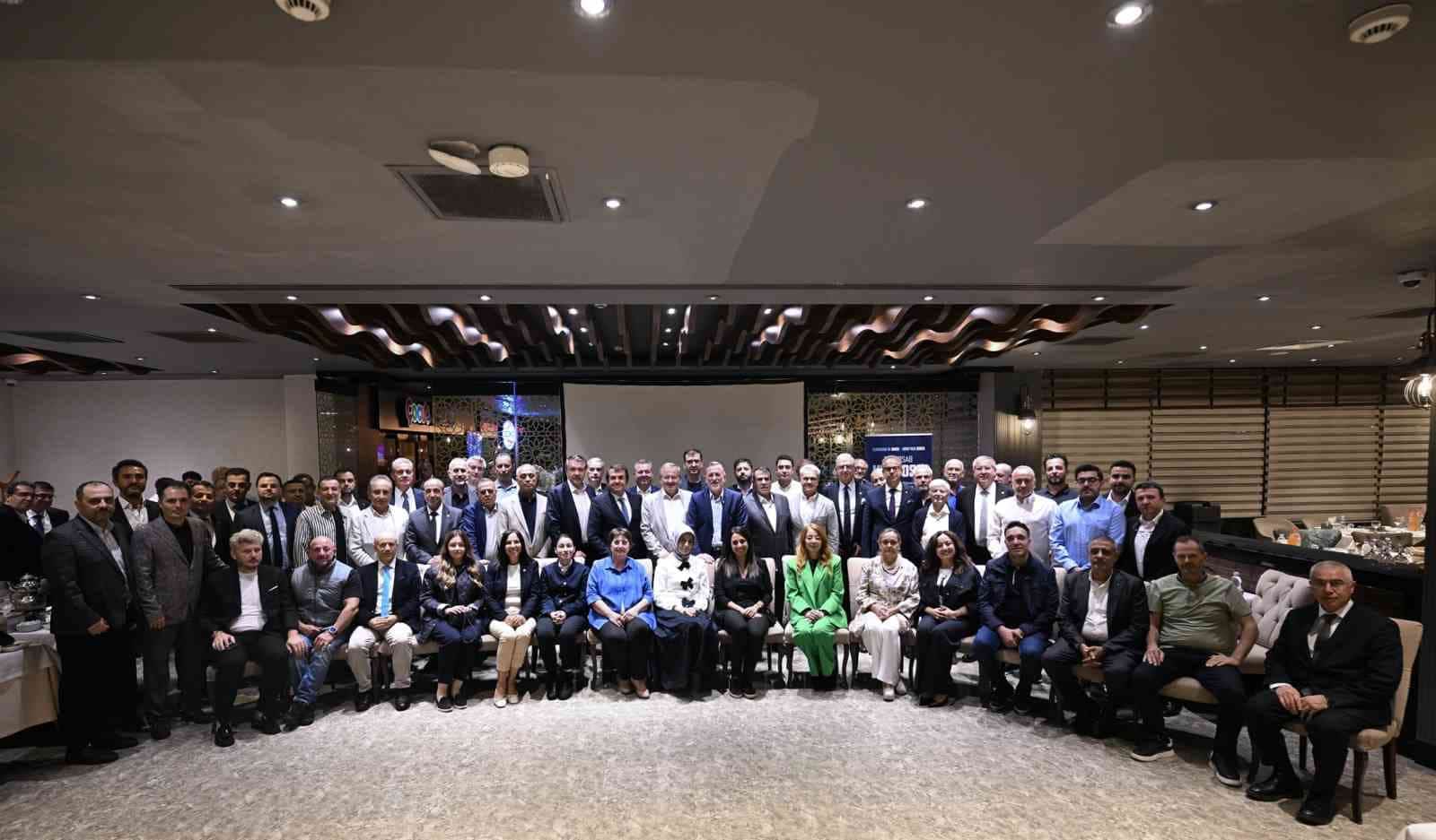 BTSO YÖNETİM KURULU BAŞKANI İBRAHİM BURKAY, TEKNOSAB’IN BİR SANAYİ BÖLGESİNİN ÖTESİNDE ÜRETİM, TİCARET, TEKNOLOJİ VE HİZMET SEKTÖRLERİNİ AYNI EKOSİSTEMDE BULUŞTURDUĞUNU BELİRTEREK, "BURASI BİR SANAYİ BÖLGESİ DEĞİL BİR EKOSİSTEM. BURADA TİCARET VAR, ÜRETİM VAR, HİZMET SEKTÖRÜ VAR, SERBEST BÖLGE VAR, TEKNOLOJİ GELİŞTİRME ALANLARI VAR, DATA CENTER VAR. TEKNOSAB, MARMARA’NIN VE TÜRKİYE’NİN EN ÖNEMLİ ÜRETİM VE TİCARET MERKEZLERİNDEN BİRİ OLACAK" DEDİ.