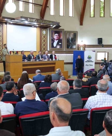 BURSA BÜYÜKŞEHİR BELEDİYE BAŞKAN VEKİLİ ŞAHİN BİBA, İNEGÖL İLÇESİNDE MUHTARLARLA BİR ARAYA GELDİĞİ TOPLANTIDA "MUHTARLARIMIZIN BULUŞABİLECEĞİ VE GÖRÜŞ ALIŞVERİŞİNDE BULUNABİLECEĞİ GÜZEL BİR MEKÂNI İLÇEMİZE KAZANDIRACAĞIZ" DEDİ.
