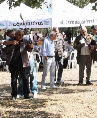 NİLÜFER BELEDİYESİ BÜNYESİNDEKİ HUZUREVLERİNDE KALAN SAKİNLER, BALAT ATATÜRK ORMANI’NDA DÜZENLENEN PİKNİKTE BİR ARAYA GELDİ. NİLÜFER ROMAN ORKESTRASI EŞLİĞİNDE ŞARKI SÖYLEYİP DANS EDEN HUZUREVİ SAKİNLERİ, SPOR ETKİNLİKLERİNE DE KATILDI.