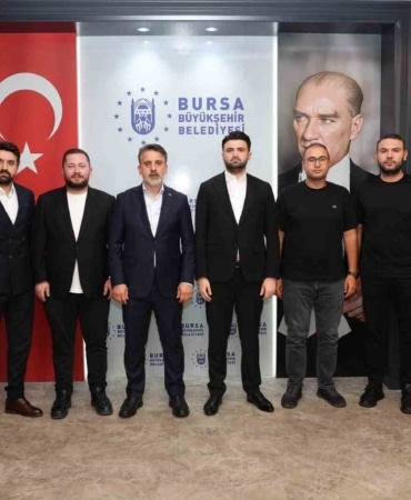 BURSA BÜYÜKŞEHİR BELEDİYE BAŞKAN VEKİLİ ŞAHİN BİBA, SÜPER LİG YOLUNDA EMİN ADIMLARLA İLERLEYEN BURSASPOR'A YENİ BİR SPONSORLUK DESTEĞİ MÜJDESİ VERDİ. BURSASPOR BAŞKANI ENES ÇELİK İSE BURSASPOR'A SAĞLADIĞI DESTEKLERDEN DOLAYI BAŞKAN VEKİLİ ŞAHİN BİBA'YA TEŞEKKÜR ETTİ.