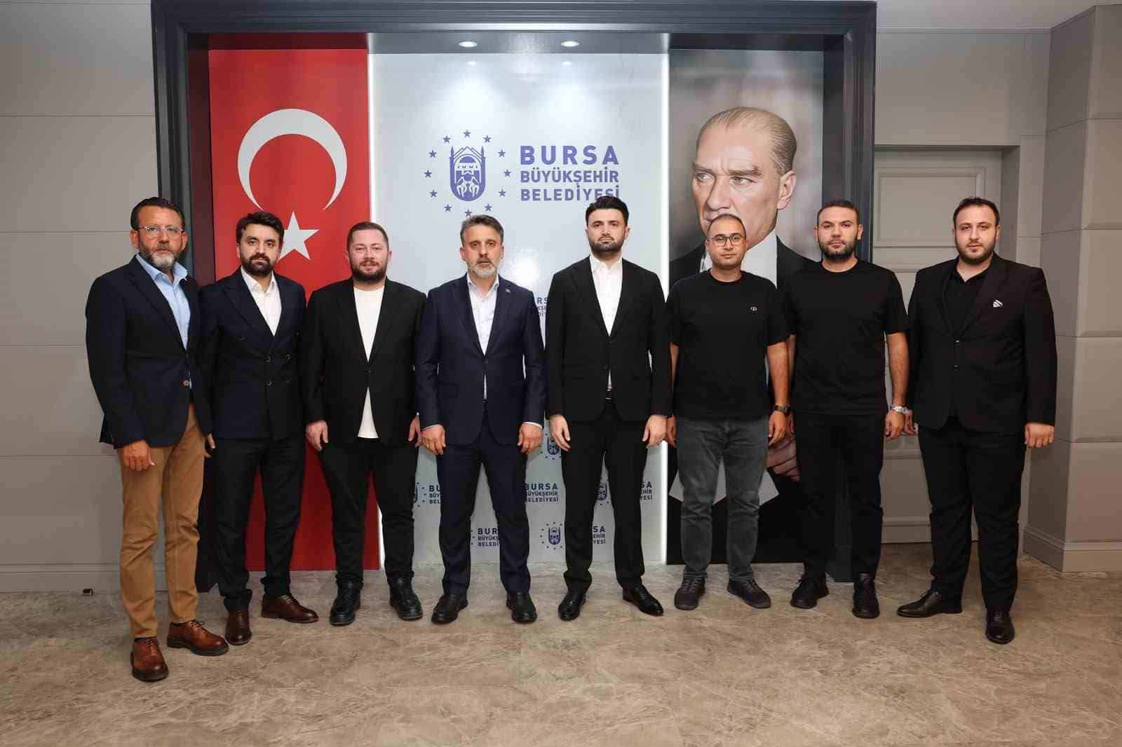 BURSA BÜYÜKŞEHİR BELEDİYE BAŞKAN VEKİLİ ŞAHİN BİBA, SÜPER LİG YOLUNDA EMİN ADIMLARLA İLERLEYEN BURSASPOR'A YENİ BİR SPONSORLUK DESTEĞİ MÜJDESİ VERDİ. BURSASPOR BAŞKANI ENES ÇELİK İSE BURSASPOR'A SAĞLADIĞI DESTEKLERDEN DOLAYI BAŞKAN VEKİLİ ŞAHİN BİBA'YA TEŞEKKÜR ETTİ.