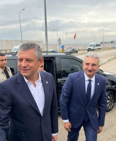 ÖZGÜR ÖZEL VE YENİ PARTİ HEYETİ, TUTUKLANAN MUSTAFA BOZBEY’İ CEZAEVİNDE ZİYARET ETTİ