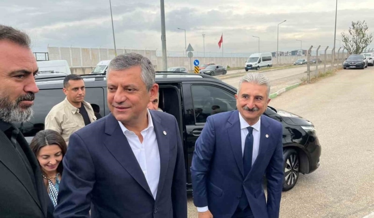 ÖZGÜR ÖZEL VE YENİ PARTİ HEYETİ, TUTUKLANAN MUSTAFA BOZBEY’İ CEZAEVİNDE ZİYARET ETTİ