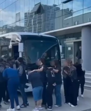 İNTERNETTE KADIN KILIĞINA GİRİP EVLİLİK VAADİYLE KANDIRDILAR, SONRA TEHDİT ETTİLER : BURSA’DA 10 TUTUKLAMA