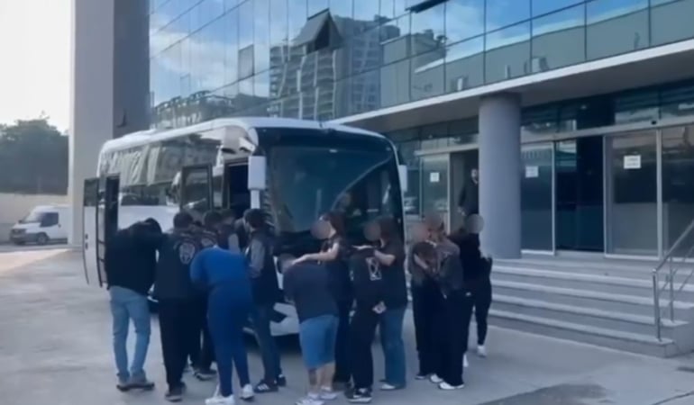 İNTERNETTE KADIN KILIĞINA GİRİP EVLİLİK VAADİYLE KANDIRDILAR, SONRA TEHDİT ETTİLER : BURSA’DA 10 TUTUKLAMA