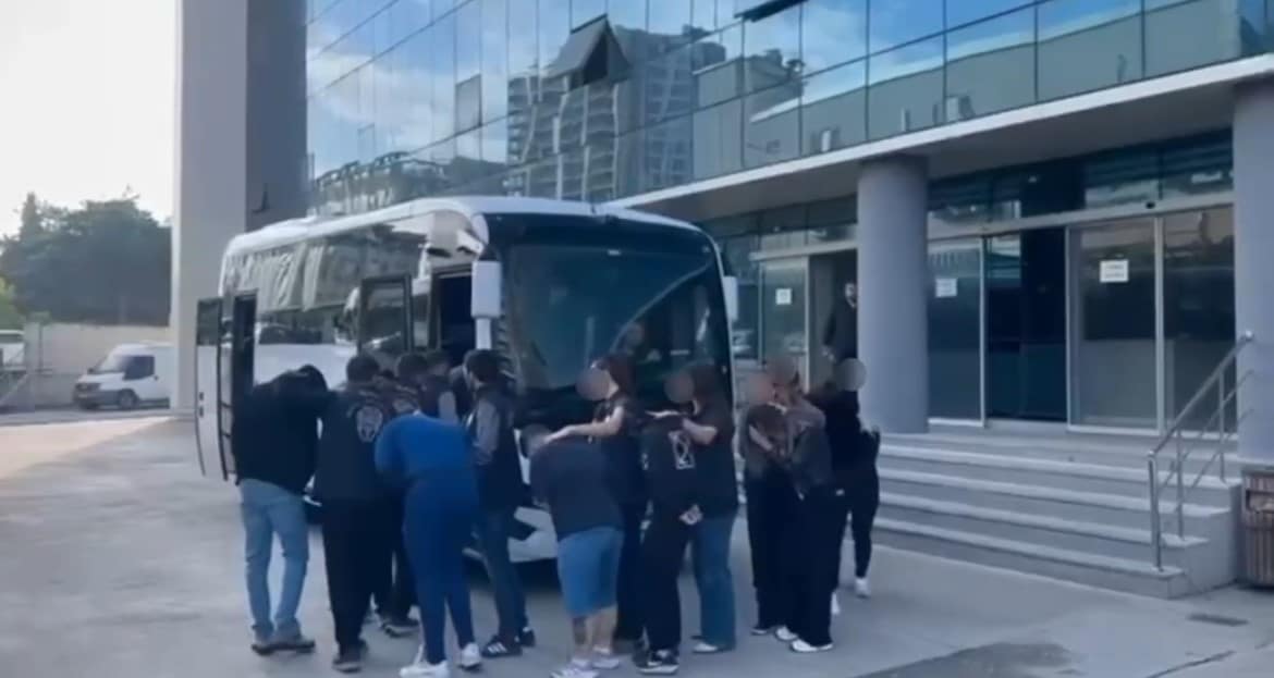 İNTERNETTE KADIN KILIĞINA GİRİP EVLİLİK VAADİYLE KANDIRDILAR, SONRA TEHDİT ETTİLER : BURSA’DA 10 TUTUKLAMA