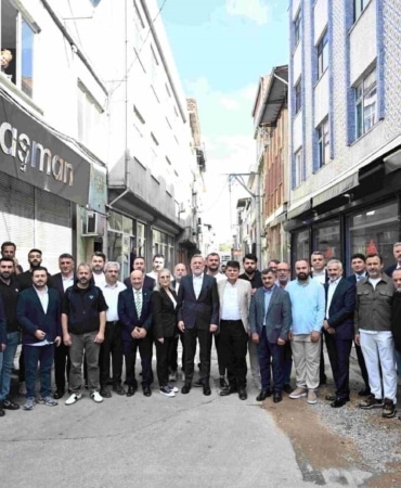 BURSA TİCARET VE SANAYİ ODASI (BTSO) YÖNETİM KURULU BAŞKANI İBRAHİM BURKAY, GENÇOSMAN AYAKKABICILAR ÇARŞISI’NDA SEKTÖR TEMSİLCİLERİNE İHRACAT VE YENİ PAZAR MÜJDESİ VERDİ. BTSO 33. MESLEK KOMİTESİ ÇALIŞMA GRUBU İLE GERÇEKLEŞTİRİLEN BULUŞMADA İBRAHİM BURKAY, KASIM AYINDA ÇARŞIYA 250 KİŞİLİK ALIM HEYETİ GETİRİLECEĞİNİ, TİCARET BAKANLIĞI DESTEKLİ UR-GE ÇALIŞMALARIYLA DA SEKTÖRÜN AFRİKA VE BALKAN PAZARLARINA AÇILMASININ SAĞLANACAĞINI AÇIKLADI.