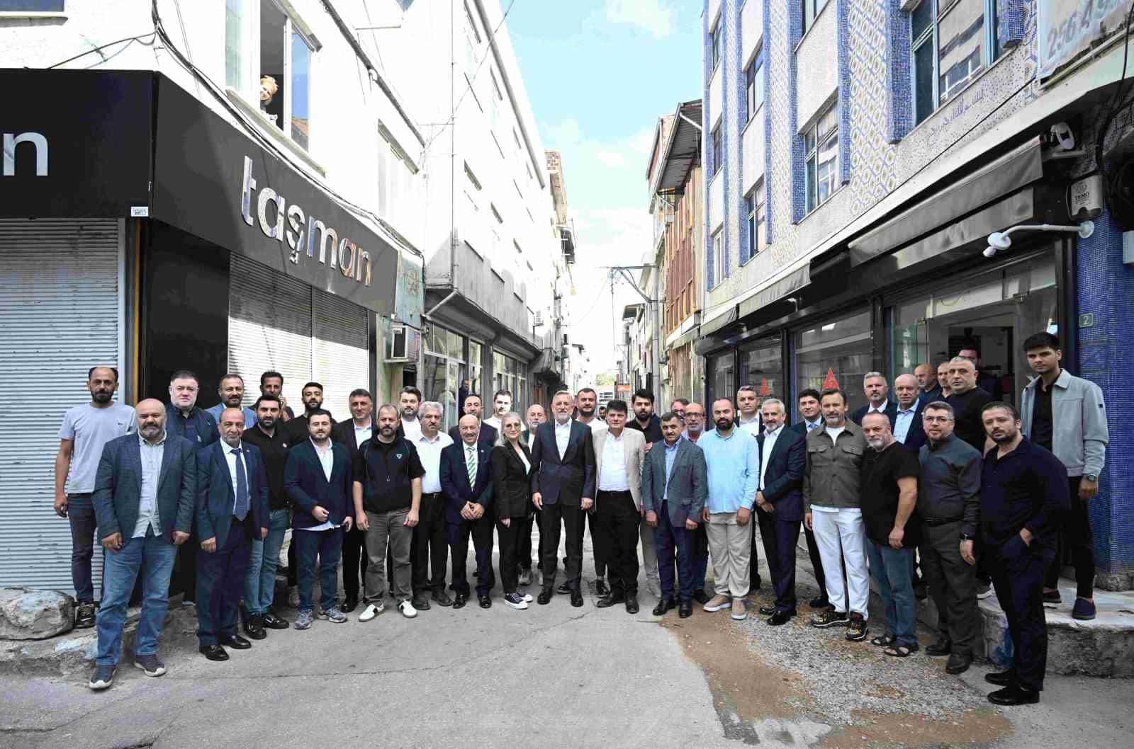 BURSA TİCARET VE SANAYİ ODASI (BTSO) YÖNETİM KURULU BAŞKANI İBRAHİM BURKAY, GENÇOSMAN AYAKKABICILAR ÇARŞISI’NDA SEKTÖR TEMSİLCİLERİNE İHRACAT VE YENİ PAZAR MÜJDESİ VERDİ. BTSO 33. MESLEK KOMİTESİ ÇALIŞMA GRUBU İLE GERÇEKLEŞTİRİLEN BULUŞMADA İBRAHİM BURKAY, KASIM AYINDA ÇARŞIYA 250 KİŞİLİK ALIM HEYETİ GETİRİLECEĞİNİ, TİCARET BAKANLIĞI DESTEKLİ UR-GE ÇALIŞMALARIYLA DA SEKTÖRÜN AFRİKA VE BALKAN PAZARLARINA AÇILMASININ SAĞLANACAĞINI AÇIKLADI.
