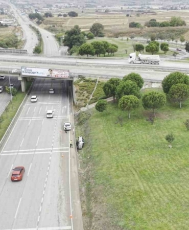 BURSA'DA YAĞIŞ SEBEBİYLE SÜRÜCÜSÜNÜN KONTROLÜNDEN ÇIKAN OTOMOBİL YAN YATTI. KAZADA ŞANS ESERİ YARALANAN OLMADI.