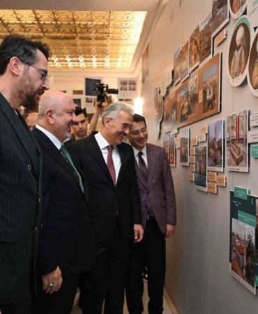BURSA'DAKİ 385 VAKIF ESERİNİN 34 BİN 952 FOTOĞRAF KARESİYLE BELGELENDİĞİ ÇALIŞMA SONUCUNDA HAZIRLANAN "BURSA VAKIF ESERLERİ KİTABI" OKURLA BULUŞURKEN, PROJEDEN SEÇİLEN FOTOĞRAFLARDAN OLUŞAN "BİR RÜYANIN İZİNDE" ADLI FOTOĞRAF VE DENEYİM SERGİSİ DE ZİYARETE AÇILDI.