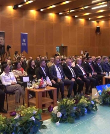 TÜRKİYE KENTSEL TESİS YÖNETİM DERNEĞİ TARAFINDAN BURSA’DA DÜZENLENEN "BİNALARDA ENERJİ VERİMLİLİĞİ VE SIFIR ATIK FORUMU"NDA ENERJİ KAYNAKLARININ DOĞRU KULLANILMASI VE ATIKLARIN KAYNAĞINDA DOĞRU ŞEKİLDE AYRIŞTIRILMASININ ÖNEMİNE DİKKAT ÇEKİLDİ. TÜRKİYE KENTSEL TESİS YÖNETİM DERNEĞİ KADIN BAŞKANI MİNE AKALTUN, ENERJİ VE ATIK YÖNETİMİNDE TOPLUMUN BİLİNÇLENDİRİLMESİ GEREKTİĞİNİ BELİRTEREK, "ENERJİMİZİ DOĞRU YÖNETEBİLİRSEK VE ATIĞIMIZI DOĞRU KULLANABİLİRSEK EKONOMİMİZE ÇOK İYİ BİR KATKI" DEDİ.