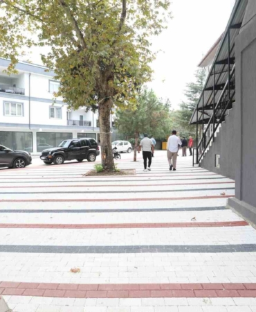 İNEGÖL BELEDİYESİ VE İNEGÖL KENT KONSEYİ İŞ BİRLİĞİYLE HAYATA GEÇİRİLEN SINIRSIZ CAMİLER PROJESİ KAPSAMINDA İKİNCİ UYGULAMA HACI LÜTFULLAH CAMİİ’NDE GERÇEKLEŞTİRİLDİ. CAMİ ÇEVRESİNDEKİ DUVARLAR KALDIRILIRKEN, BAHÇE VE KALDIRIM BÜTÜNLEŞİK BİR GÖRÜNÜME KAVUŞTURULDU.