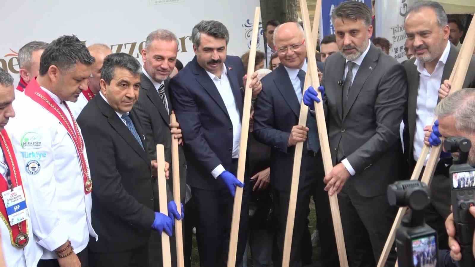 BURSA’NIN KÖKLÜ MUTFAK KÜLTÜRÜNÜ DÜNYAYA TANITMAK AMACIYLA DÜZENLENEN 5. ULUSLARARASI BURSA GASTRONOMİ FESTİVALİ, ‘FETHEDEN LEZZETLER’ TEMASIYLA KAPILARINI AÇTI.