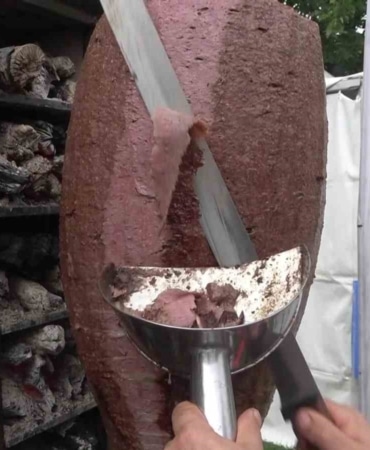 BURSA’DA DÜZENLENEN GASTRONOMİ FESTİVALİ KAPSAMINDA HAZIRLANAN 3 METRELİK ÖZEL TABAKTA BURSA DÖNER KEBABI İKRAM EDİLDİ. TEK BİR TABAKTAN YAPILAN İKRAM, VATANDAŞLARDAN YOĞUN İLGİ GÖRDÜ.
