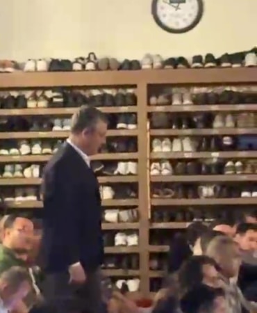 ÖZGÜR ÖZEL, BURSA’DA CUMA NAMAZINI ULU CAMİ’DE KILDI