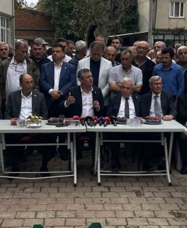 YENİ PARTİ GENEL BAŞKANI ÖZGÜR ÖZEL'İ ÇİFTÇİLER, KÖYÜN GİRİŞİNDE TRAKTÖR VE ÜRÜNLERİYLE KARŞILADI. AKÇALAR MAHALLESİNDEKİ ÇİFTÇİLERLE AYAKÜSTÜ SOHBET EDERKEN, FADILLI MAHALLESİNDEKİ ÜRETİCİLERİN SIKINTILARINI DİNLEYİN ÇÖZÜM ÖNERİLERİNDE BULUNDU.