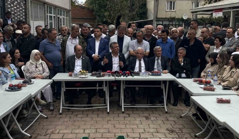 YENİ PARTİ GENEL BAŞKANI ÖZGÜR ÖZEL'İ ÇİFTÇİLER, KÖYÜN GİRİŞİNDE TRAKTÖR VE ÜRÜNLERİYLE KARŞILADI. AKÇALAR MAHALLESİNDEKİ ÇİFTÇİLERLE AYAKÜSTÜ SOHBET EDERKEN, FADILLI MAHALLESİNDEKİ ÜRETİCİLERİN SIKINTILARINI DİNLEYİN ÇÖZÜM ÖNERİLERİNDE BULUNDU.