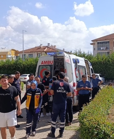 BURSA’NIN İNEGÖL İLÇESİNDE BİR APARTMAN DAİRESİNİN MUTFAĞINDA ÇIKAN YANGIN PANİĞE NEDEN OLDU. YANGIN SIRASINDA DAİREDE BULUNAN 2’Sİ ÇOCUK 4 KİŞİ DUMANDAN ETKİLENDİ.