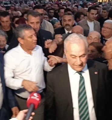 YENİ PARTİ GENEL BAŞKANI ÖZGÜR ÖZEL'İN BURSA PROGRAMINDA YAŞANAN BİR GÖRÜNTÜ SOSYAL MEDYADA GÜNDEM OLDU. NİLÜFER'DEKİ YÜRÜYÜŞ SIRASINDA YAŞLI BİR VATANDAŞLA TOKALAŞAN ÖZEL'İN, VATANDAŞ UZAKLAŞTIKTAN SONRA ELİNİ GÖMLEĞİNE SİLMESİ DİKKAT ÇEKTİ.