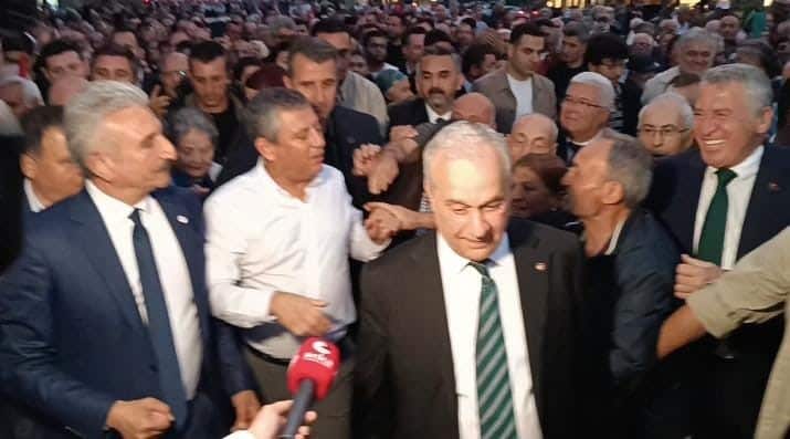 YENİ PARTİ GENEL BAŞKANI ÖZGÜR ÖZEL'İN BURSA PROGRAMINDA YAŞANAN BİR GÖRÜNTÜ SOSYAL MEDYADA GÜNDEM OLDU. NİLÜFER'DEKİ YÜRÜYÜŞ SIRASINDA YAŞLI BİR VATANDAŞLA TOKALAŞAN ÖZEL'İN, VATANDAŞ UZAKLAŞTIKTAN SONRA ELİNİ GÖMLEĞİNE SİLMESİ DİKKAT ÇEKTİ.