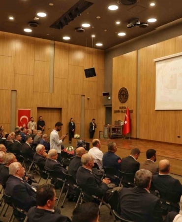 BURSA ŞEHİR HASTANESİ'NDE ÜÇ YENİ HİZMET DEVREYE GİRDİ. ŞEHİT YAKINLARI İLE GAZİLERE TEDAVİ ÖNCELİĞİ SAĞLANMASI AMACIYLA KURULAN İRTİBAT OFİSİ, İHTİYAÇ SAHİBİ HASTA VE HASTA YAKINLARININ TEMEL İHTİYAÇLARININ KARŞILANMASI HEDEFLENEN SOSYAL MARKET VE HEM ÇALIŞANLARIN HEM DE TEDAVİ GÖREN HASTALARIN YARARLANABİLECEĞİ KÜTÜPHANE, DÜZENLENEN TÖRENLE HİZMETE AÇILDI.