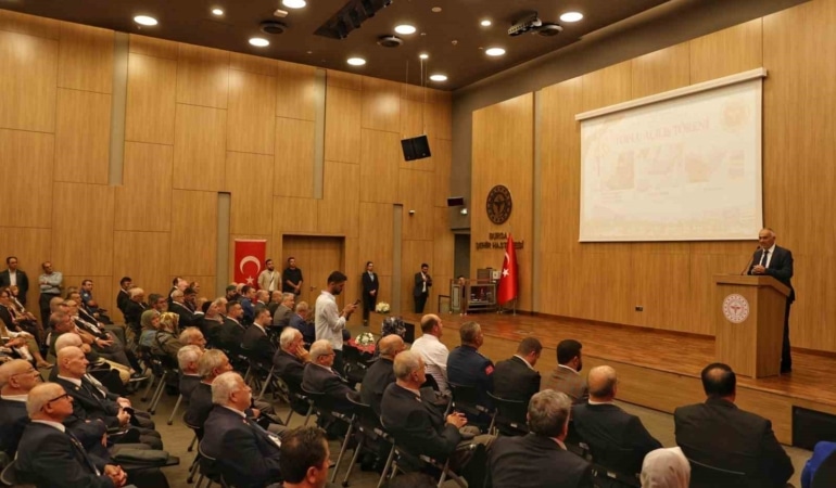BURSA ŞEHİR HASTANESİ'NDE ÜÇ YENİ HİZMET DEVREYE GİRDİ. ŞEHİT YAKINLARI İLE GAZİLERE TEDAVİ ÖNCELİĞİ SAĞLANMASI AMACIYLA KURULAN İRTİBAT OFİSİ, İHTİYAÇ SAHİBİ HASTA VE HASTA YAKINLARININ TEMEL İHTİYAÇLARININ KARŞILANMASI HEDEFLENEN SOSYAL MARKET VE HEM ÇALIŞANLARIN HEM DE TEDAVİ GÖREN HASTALARIN YARARLANABİLECEĞİ KÜTÜPHANE, DÜZENLENEN TÖRENLE HİZMETE AÇILDI.