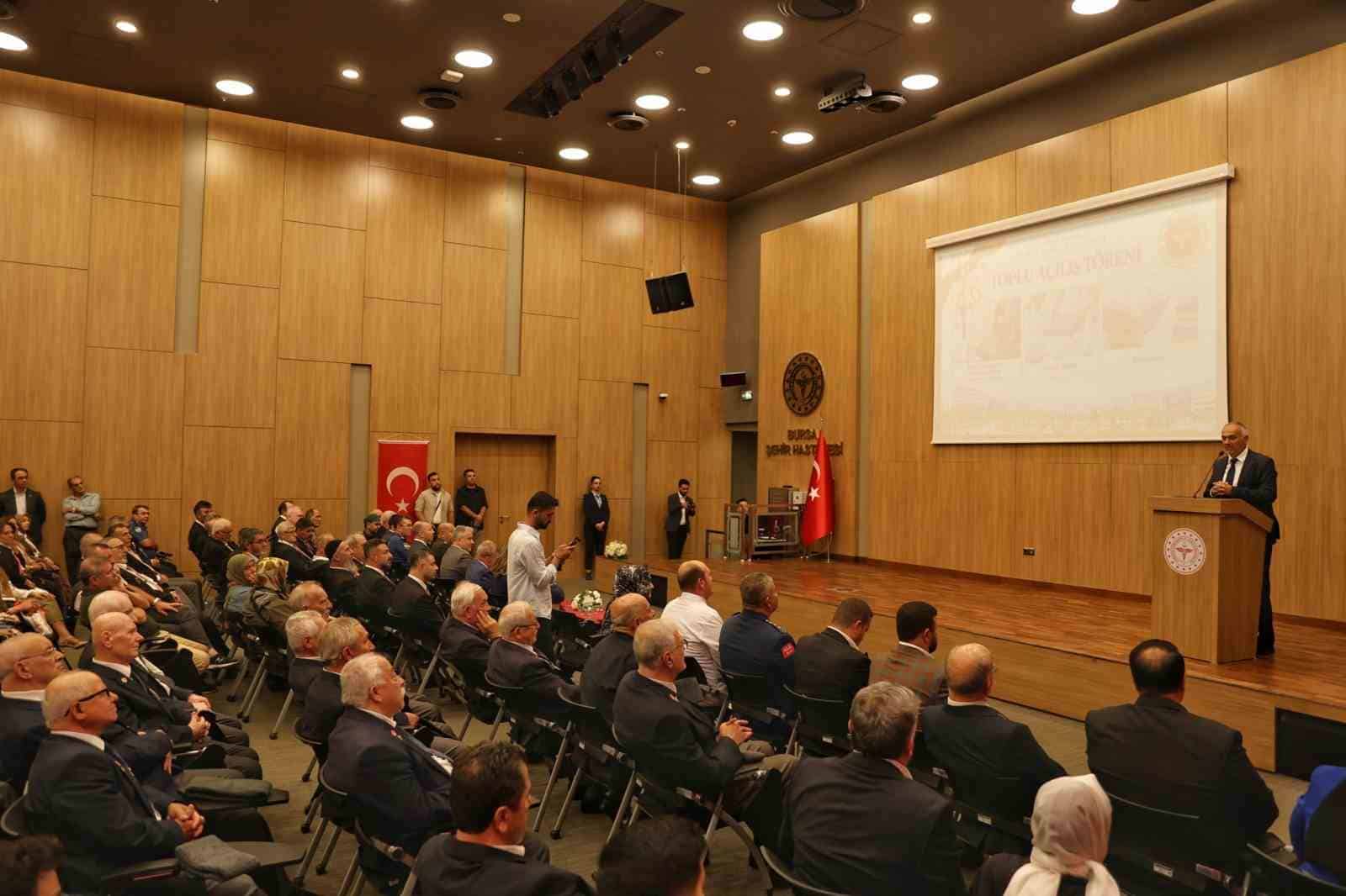 BURSA ŞEHİR HASTANESİ'NDE ÜÇ YENİ HİZMET DEVREYE GİRDİ. ŞEHİT YAKINLARI İLE GAZİLERE TEDAVİ ÖNCELİĞİ SAĞLANMASI AMACIYLA KURULAN İRTİBAT OFİSİ, İHTİYAÇ SAHİBİ HASTA VE HASTA YAKINLARININ TEMEL İHTİYAÇLARININ KARŞILANMASI HEDEFLENEN SOSYAL MARKET VE HEM ÇALIŞANLARIN HEM DE TEDAVİ GÖREN HASTALARIN YARARLANABİLECEĞİ KÜTÜPHANE, DÜZENLENEN TÖRENLE HİZMETE AÇILDI.