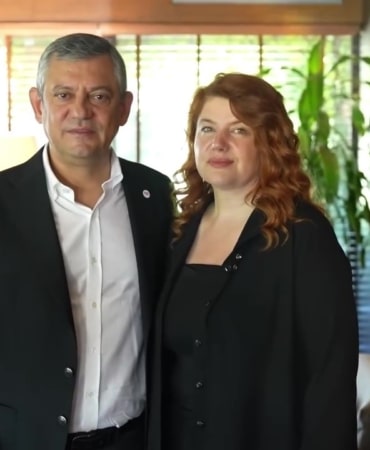 YENİ PARTİ GENEL BAŞKANI ÖZGÜR ÖZEL’İN BURSA PROGRAMINDA YAŞANAN BÖREK İKRAMIYLA İLGİLİ DİKKAT ÇEKEN BİR GELİŞME YAŞANDI. ÖNCEKİ GÜN YÜRÜYÜŞ SIRASINDA KENDİSİNE UZATILAN BÖREĞİ KABUL ETMEYEN ÖZEL, BUGÜN BÖREĞİ HAZIRLAYAN YENİ PARTİ KADIN KOLLARI ÜYESİ CANAN UZER İLE KAHVALTI SOFRASINDA BİR ARAYA GELDİ.