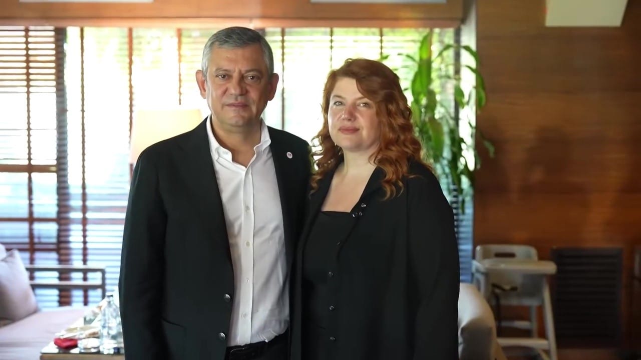 YENİ PARTİ GENEL BAŞKANI ÖZGÜR ÖZEL’İN BURSA PROGRAMINDA YAŞANAN BÖREK İKRAMIYLA İLGİLİ DİKKAT ÇEKEN BİR GELİŞME YAŞANDI. ÖNCEKİ GÜN YÜRÜYÜŞ SIRASINDA KENDİSİNE UZATILAN BÖREĞİ KABUL ETMEYEN ÖZEL, BUGÜN BÖREĞİ HAZIRLAYAN YENİ PARTİ KADIN KOLLARI ÜYESİ CANAN UZER İLE KAHVALTI SOFRASINDA BİR ARAYA GELDİ.