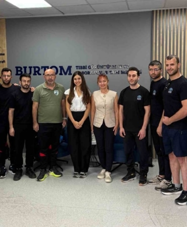 BURTOM SAĞLIK GRUBU, SOSYAL SORUMLULUK ANLAYIŞI VE SPORA VERDİĞİ DEĞER DOĞRULTUSUNDA DESTEK HALKASINA BİR YENİSİNİ DAHA EKLEYEREK, ALMANYA’DA YAPILAN GOALBALL ŞAMPİYONLAR LİGİ FİNALLERİ’NE KATILAN NİLÜFER GÖRME ENGELLİLER SPOR KULÜBÜ’NÜN RESMİ SAĞLIK SPONSORU OLDU.