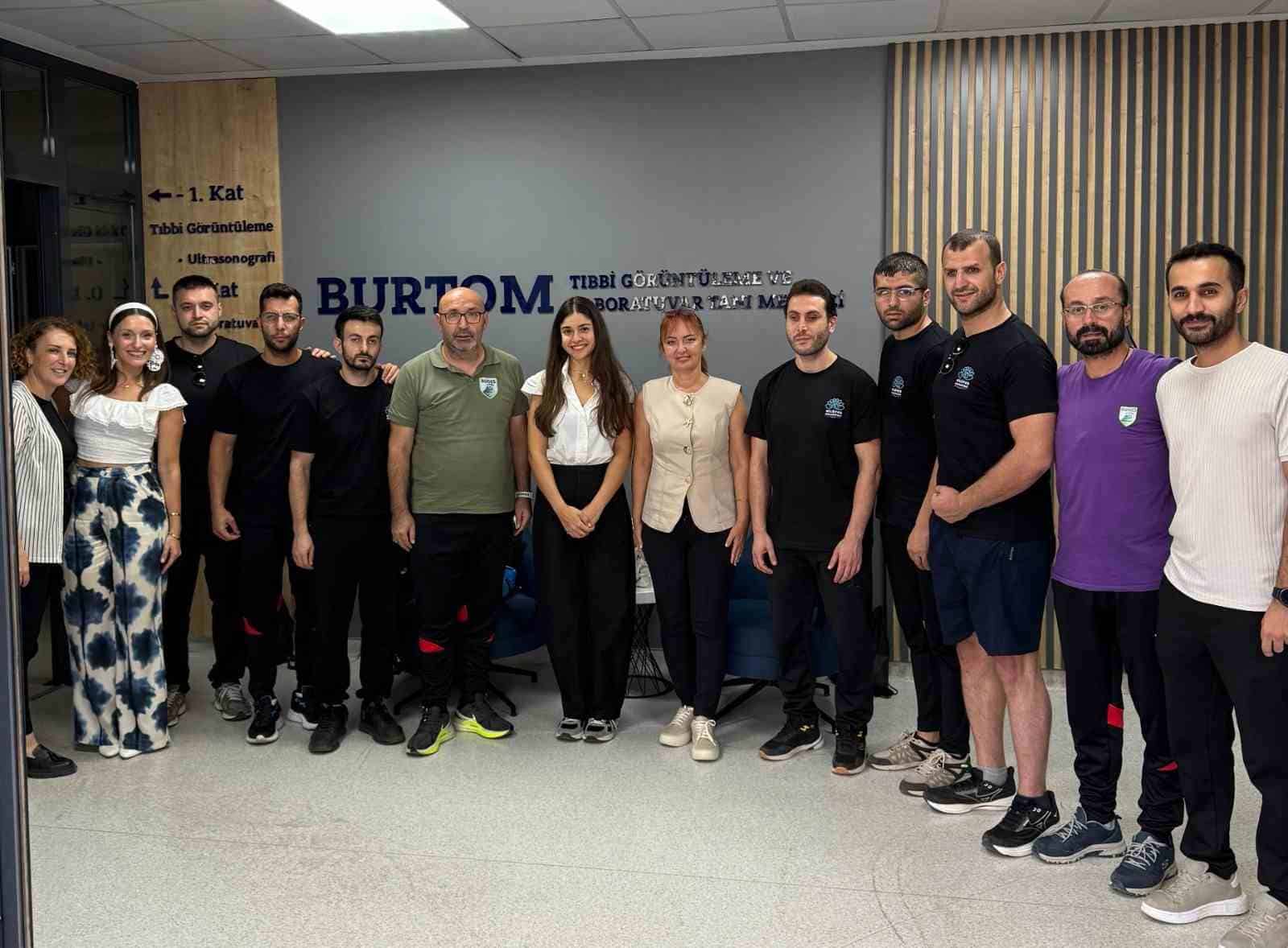 BURTOM SAĞLIK GRUBU, SOSYAL SORUMLULUK ANLAYIŞI VE SPORA VERDİĞİ DEĞER DOĞRULTUSUNDA DESTEK HALKASINA BİR YENİSİNİ DAHA EKLEYEREK, ALMANYA’DA YAPILAN GOALBALL ŞAMPİYONLAR LİGİ FİNALLERİ’NE KATILAN NİLÜFER GÖRME ENGELLİLER SPOR KULÜBÜ’NÜN RESMİ SAĞLIK SPONSORU OLDU.