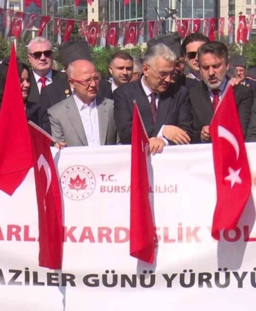 BURSA’DA 19 EYLÜL GAZİLER GÜNÜ DOLAYISIYLA DÜZENLENEN TÖRENDE, ŞEHİTLER RAHMET VE MİNNETLE ANILIRKEN, GAZİLERİN VATAN İÇİN GÖSTERDİĞİ FEDAKÂRLIKLAR YAD EDİLDİ.