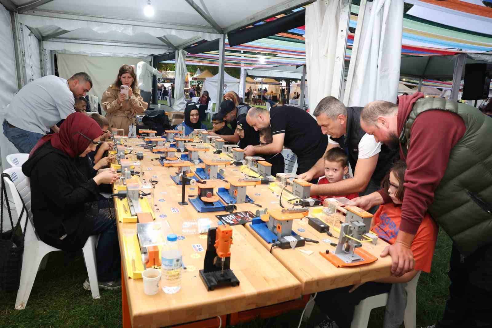 BURSA BÜYÜKŞEHİR BELEDİYESİ TARAFINDAN BU YIL ‘FETHEDEN LEZZETLER’ TEMASIYLA DÜZENLENEN ULUSLARARASI 5. BURSA GASTRONOMİ FESTİVALİ, ÖZEL OLARAK HAZIRLANAN ‘ÇOCUK ETKİNLİK ALANI’ İLE DE MİNİK ZİYARETÇİLERİNİ EĞLENCE, SPOR VE KÜLTÜREL ETKİNLİKLERLE BULUŞTURUYOR.