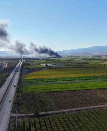 BURSA’NIN YENİŞEHİR İLÇESİNDE SOĞUK HAVA DEPOSUNA ÇIKAN YANGIN KORKU DOLU SAATLER YAŞATIYOR. SİYAH DUMANLAR KENTİN BİR ÇOK NOKTASINDAN GÖRÜLÜYOR.