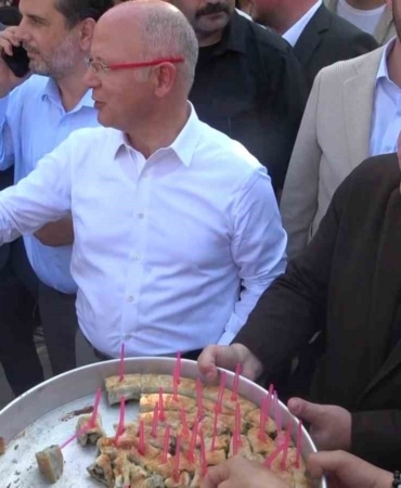 AK PARTİ BURSA İL BAŞKANI DAVUT GÜRKAN İLE BİRLİKTE FESTİVAL ALANINDAKİ STANTLARI GEZEN VARANK, VATANDAŞLARLA SOHBET EDEREK TEPSİ TEPSİ BÖREK DAĞITTI.