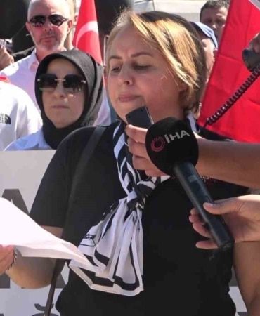 BURSA’DA ATIŞ YAPI MAĞDURU OLDUKLARINI BELİRTEN BİR GRUP VATANDAŞ, ELLERİNDE BULUNAN YAZILI BASIN AÇIKLAMASIYLA YAŞADIKLARI SORUNLARA DİKKAT ÇEKEREK YETKİLİLERE ÇAĞRIDA BULUNDU. MAĞDURLAR, KONUT PROJELERİNDEKİ SATIŞ VE HİSSE DEVİRLERİYLE İLGİLİ İDDİALARIN ARAŞTIRILMASINI İSTEDİ.