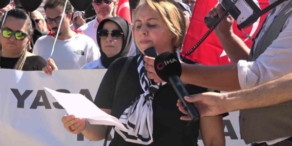 BURSA’DA ATIŞ YAPI MAĞDURU OLDUKLARINI BELİRTEN BİR GRUP VATANDAŞ, ELLERİNDE BULUNAN YAZILI BASIN AÇIKLAMASIYLA YAŞADIKLARI SORUNLARA DİKKAT ÇEKEREK YETKİLİLERE ÇAĞRIDA BULUNDU. MAĞDURLAR, KONUT PROJELERİNDEKİ SATIŞ VE HİSSE DEVİRLERİYLE İLGİLİ İDDİALARIN ARAŞTIRILMASINI İSTEDİ.