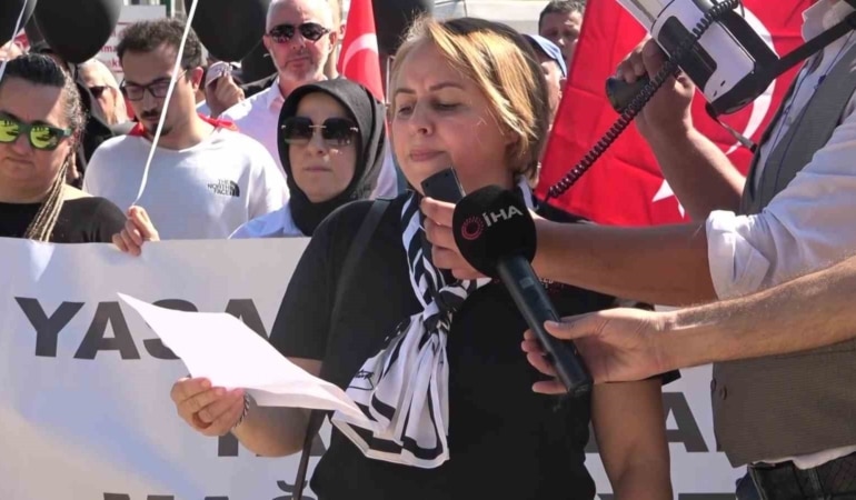 BURSA’DA ATIŞ YAPI MAĞDURU OLDUKLARINI BELİRTEN BİR GRUP VATANDAŞ, ELLERİNDE BULUNAN YAZILI BASIN AÇIKLAMASIYLA YAŞADIKLARI SORUNLARA DİKKAT ÇEKEREK YETKİLİLERE ÇAĞRIDA BULUNDU. MAĞDURLAR, KONUT PROJELERİNDEKİ SATIŞ VE HİSSE DEVİRLERİYLE İLGİLİ İDDİALARIN ARAŞTIRILMASINI İSTEDİ.