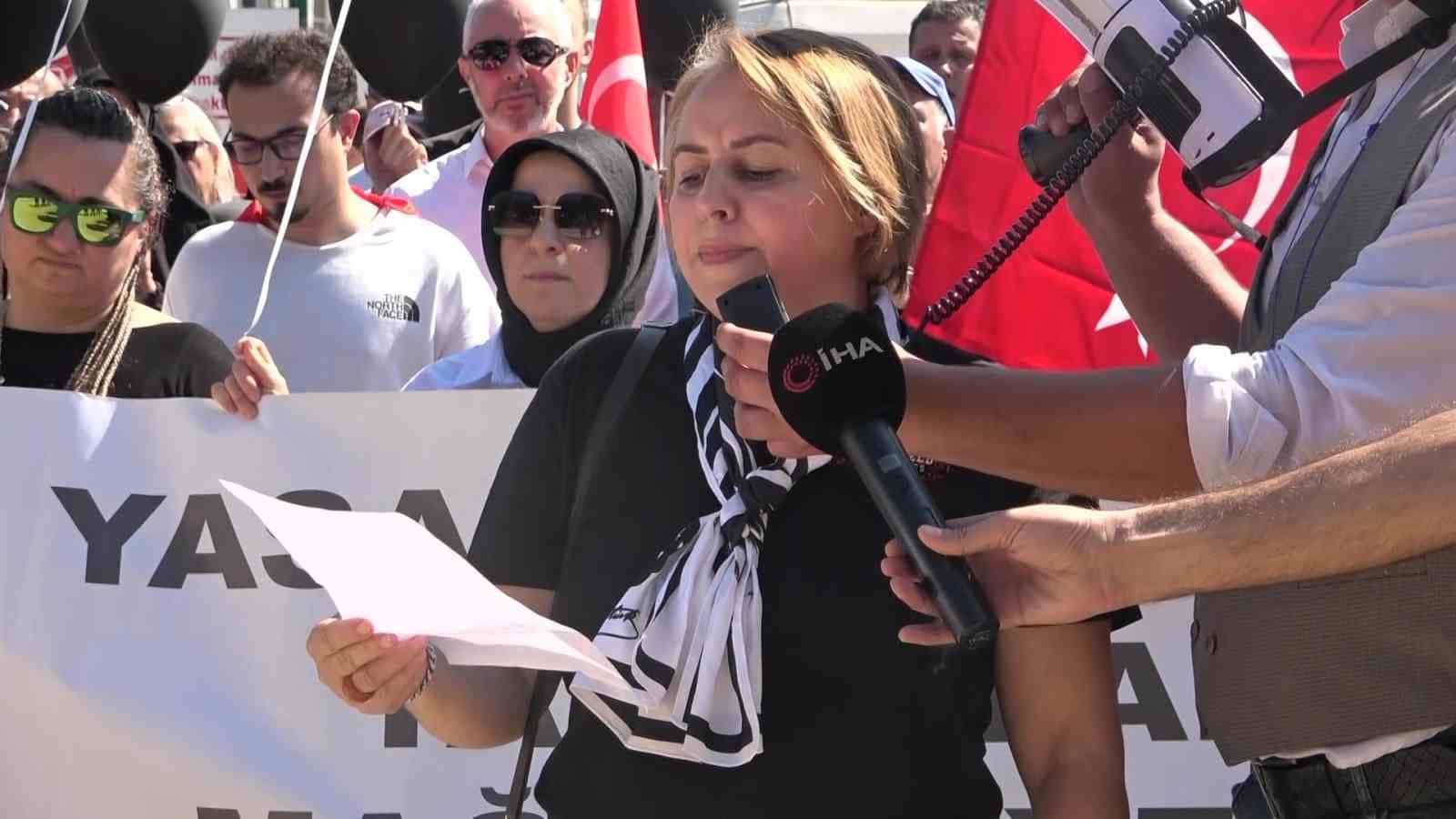 BURSA’DA ATIŞ YAPI MAĞDURU OLDUKLARINI BELİRTEN BİR GRUP VATANDAŞ, ELLERİNDE BULUNAN YAZILI BASIN AÇIKLAMASIYLA YAŞADIKLARI SORUNLARA DİKKAT ÇEKEREK YETKİLİLERE ÇAĞRIDA BULUNDU. MAĞDURLAR, KONUT PROJELERİNDEKİ SATIŞ VE HİSSE DEVİRLERİYLE İLGİLİ İDDİALARIN ARAŞTIRILMASINI İSTEDİ.