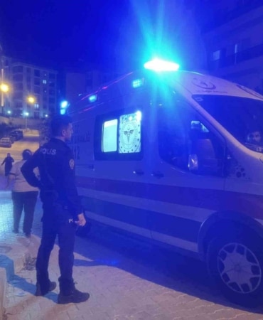 BURSA'DA BİR SİTENİN GÜVENLİK GÖREVLİSİ OLARAK ÇALIŞAN 46 YAŞINDAKİ ADAM, DEVRİYE SIRASINDA ARKASINDAN GELEN KÖPEĞİN HAVLAMASI ÜZERİNE KAÇARKEN KALDIRIM KENARINDAKİ ÇUKURA DÜŞEREK BAŞINDAN YARALANDI.