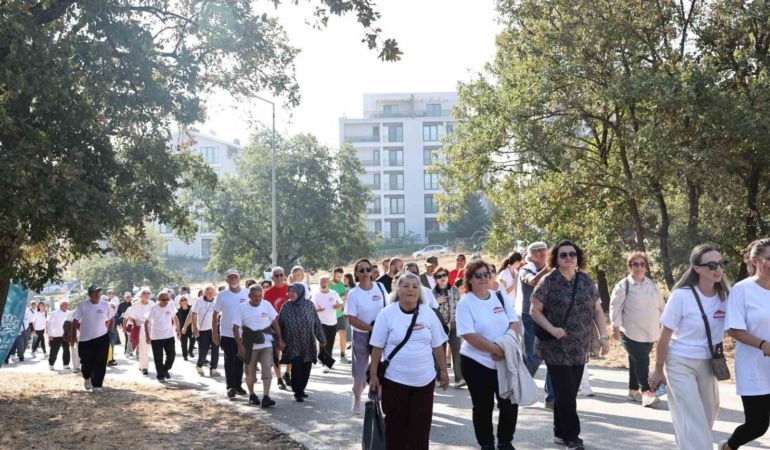 NİLÜFER BELEDİYESİ, DÜNYA ALZHEİMER AYI ETKİNLİKLERİ KAPSAMINDA TOPLUMSAL FARKINDALIK OLUŞTURMAK VE HASTALIKTAN KORUNMADA SAĞLIKLI YAŞAMIN ÖNEMİNE DİKKAT ÇEKMEK AMACIYLA BALAT ATATÜRK ORMANI’NDA YÜRÜYÜŞ ETKİNLİĞİ DÜZENLEDİ.