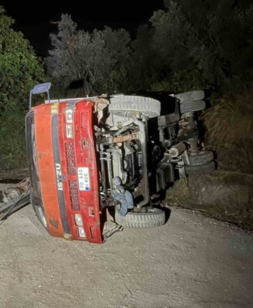 BURSA’DA KONTROLDEN ÇIKAN İŞ MAKİNESİ DEVRİLDİ