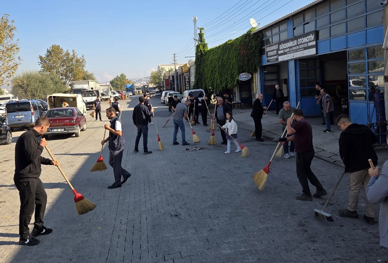 İNEGÖL BELEDİYESİ, 20 EYLÜL DÜNYA TEMİZLİK GÜNÜ ÇERÇEVESİNDE ŞEHİR GENELİNDE FARKINDALIK OLUŞTURMAK HEDEFİYLE 4 GÜNLÜK TEMİZLİK SEFERBERLİĞİ BAŞLATTI. ESNAFLAR İŞ YERLERİNİN ÖNLERİNİ TEMİZLERKEN, ÖĞRENCİLER, VATANDAŞLAR, BELEDİYE EKİPLERİ DE BELEDİYE BAŞKANI ALPER TABAN İLE BİRLİKTE ÇEVRE TEMİZLİĞİ İÇİN SAHAYA İNDİ.