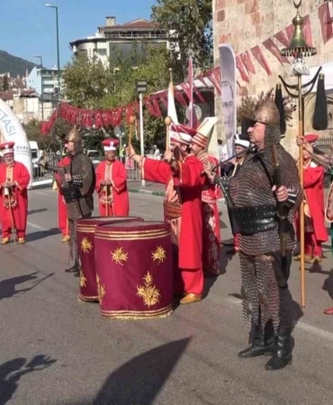 BURSA'DA "AVRUPA HAREKETLİLİK HAFTASI" KAPSAMINDA DÜZENLENEN ETKİNLİKTE ÇOK SAYIDA VATANDAŞ BİR ARAYA GELDİ. MEHTER TAKIMININ GÖSTERİSİYLE BAŞLAYAN PROGRAMDA KATILIMCILAR, HEYKEL'DE OLUŞTURULAN ETKİNLİK ALANLARINDA ÇEŞİTLİ AKTİVİTELERE KATILDI.
